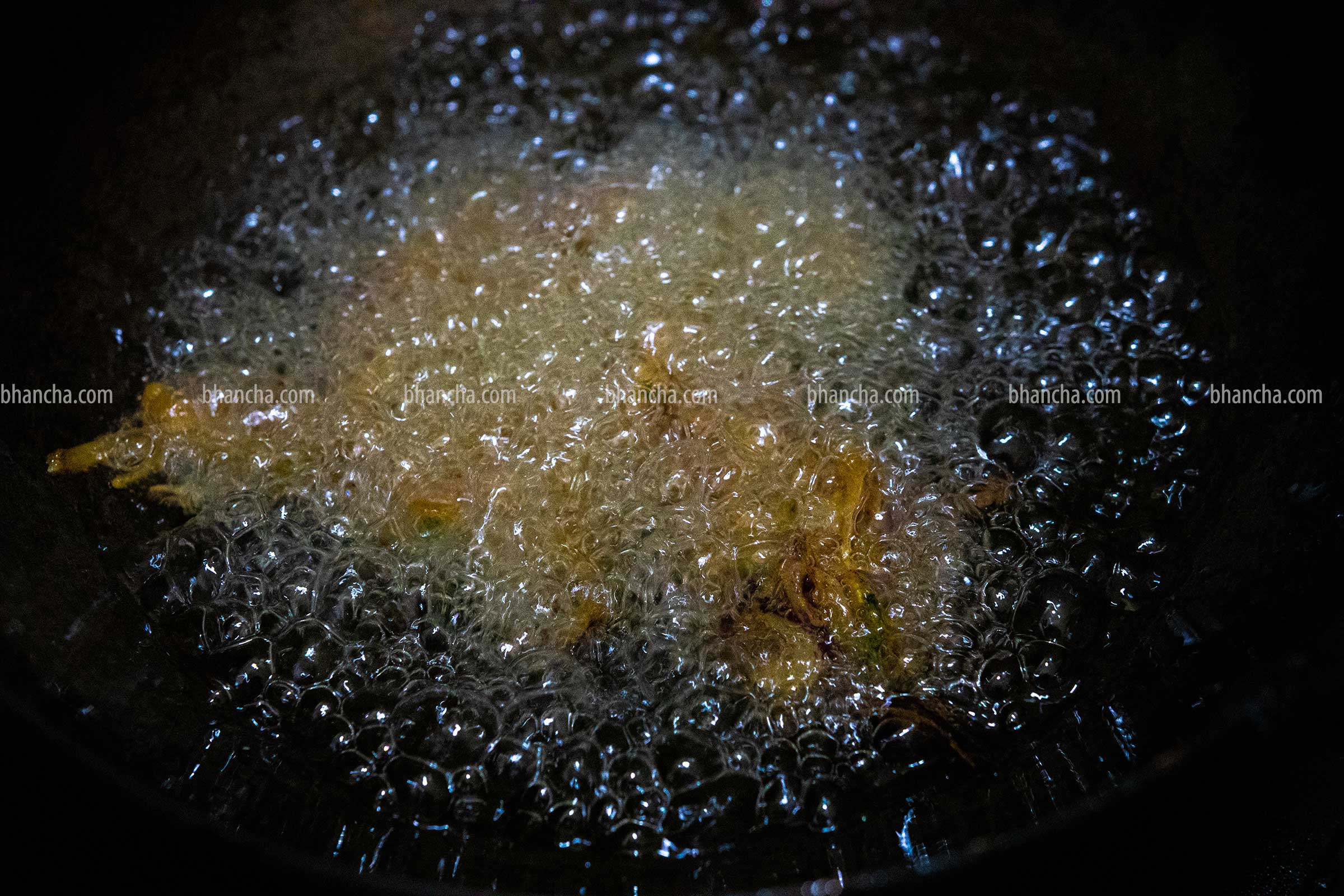 onion pakora on oil for frying