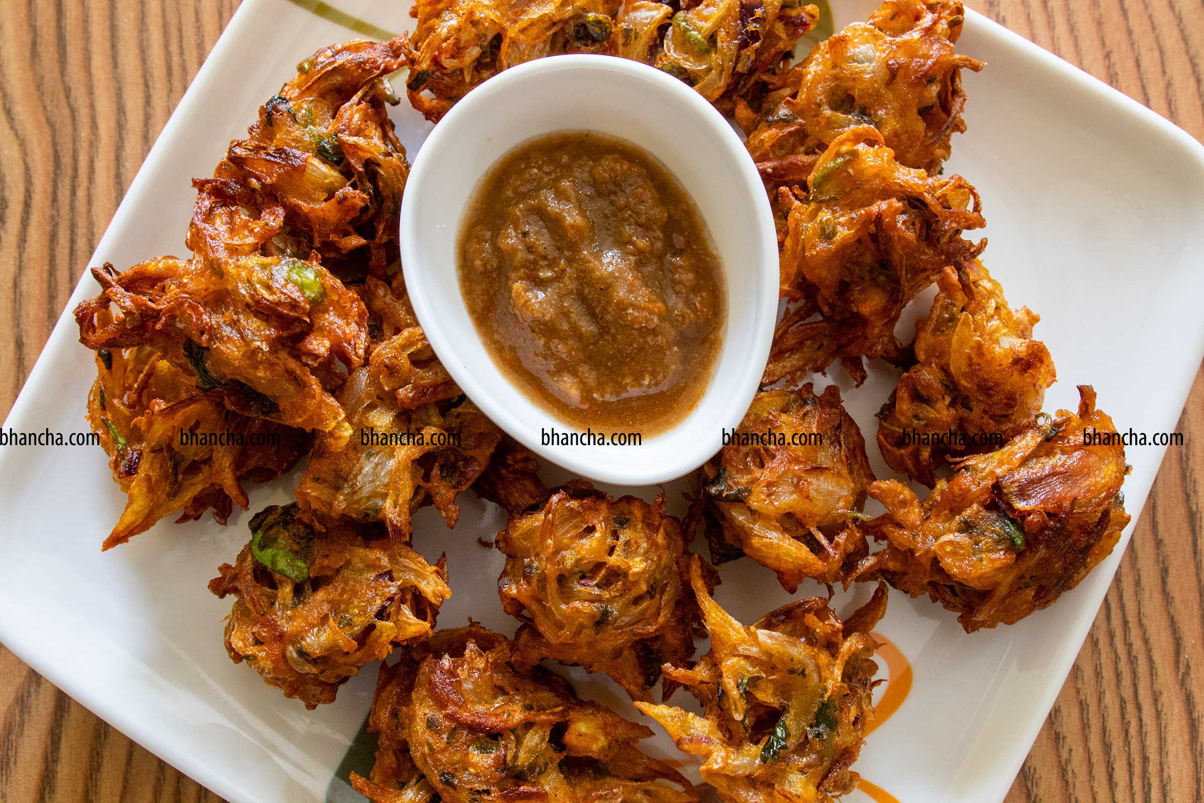 hot onion pakora with chutney